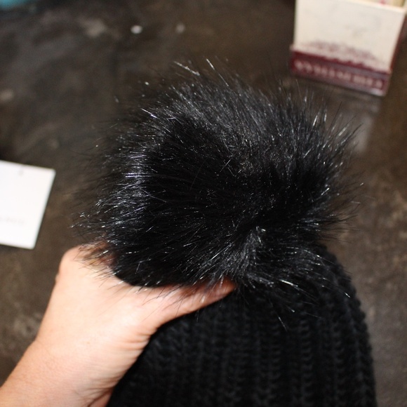 Jaanuu, Black cable knit pom pom beanie and key hole  scarf - Picture 8 of 12